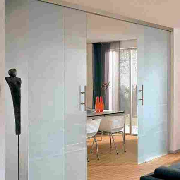 Гид по стеклянным дверям: виды, особенности монтажа, декорирования и ухода