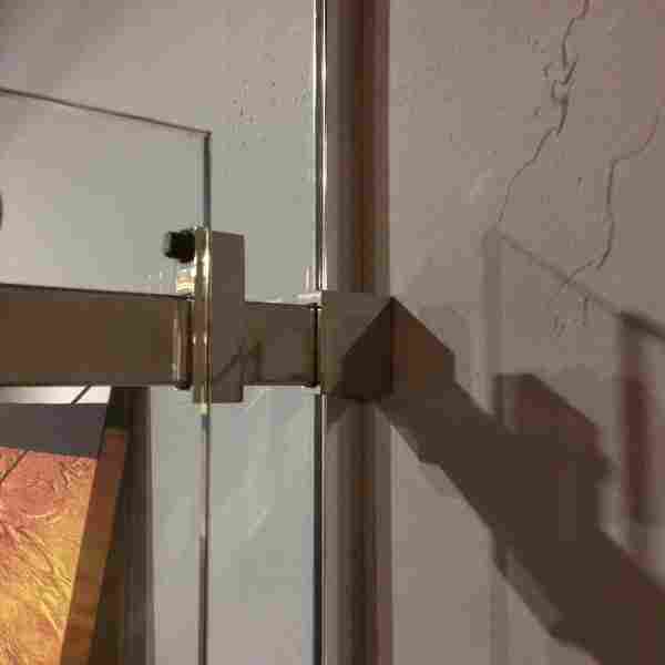 Гид по стеклянным дверям: виды, особенности монтажа, декорирования и ухода