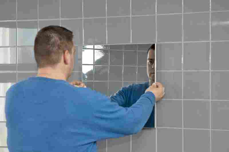 Как приклеить зеркало к стене?