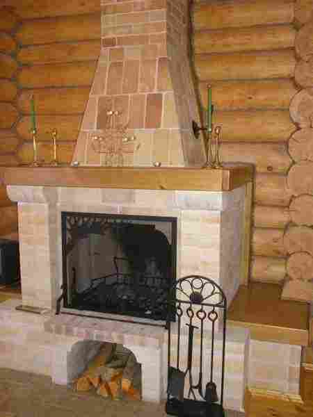 Угловой камин в деревянном доме