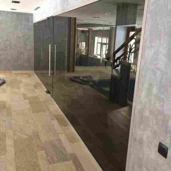 Гид по стеклянным дверям: виды, особенности монтажа, декорирования и ухода