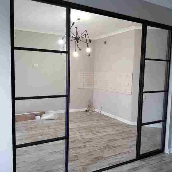 Гид по стеклянным дверям: виды, особенности монтажа, декорирования и ухода