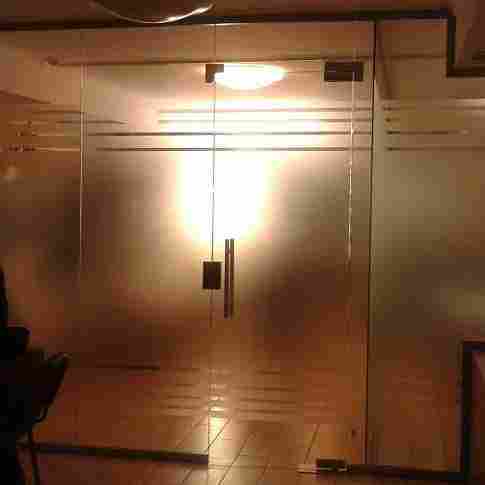 Гид по стеклянным дверям: виды, особенности монтажа, декорирования и ухода