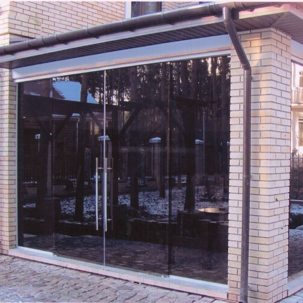 Гид по стеклянным дверям: виды, особенности монтажа, декорирования и ухода