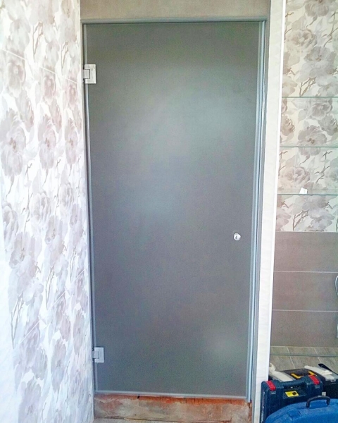 Гид по стеклянным дверям: виды, особенности монтажа, декорирования и ухода