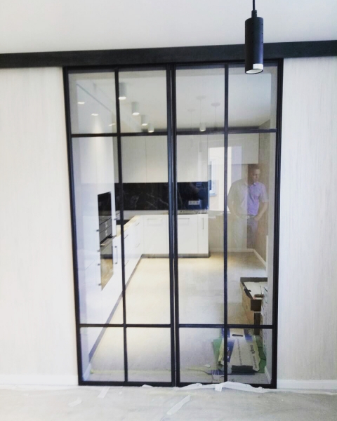 Гид по стеклянным дверям: виды, особенности монтажа, декорирования и ухода