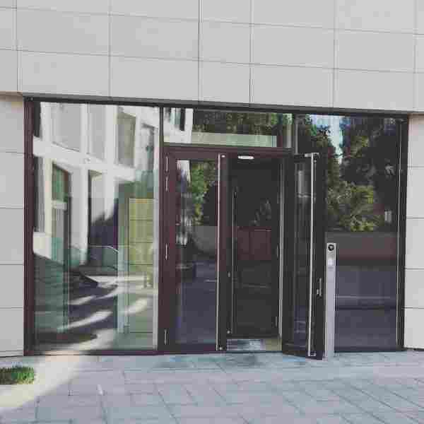 Гид по стеклянным дверям: виды, особенности монтажа, декорирования и ухода