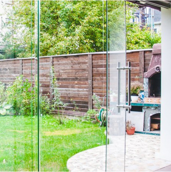 Гид по стеклянным дверям: виды, особенности монтажа, декорирования и ухода