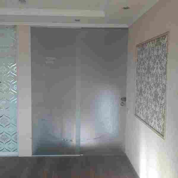 Гид по стеклянным дверям: виды, особенности монтажа, декорирования и ухода