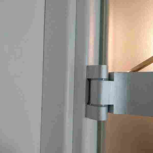 Гид по стеклянным дверям: виды, особенности монтажа, декорирования и ухода