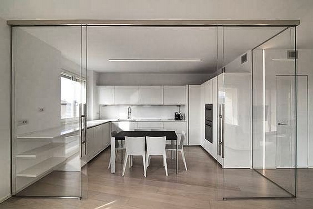 Гид по стеклянным дверям: виды, особенности монтажа, декорирования и ухода