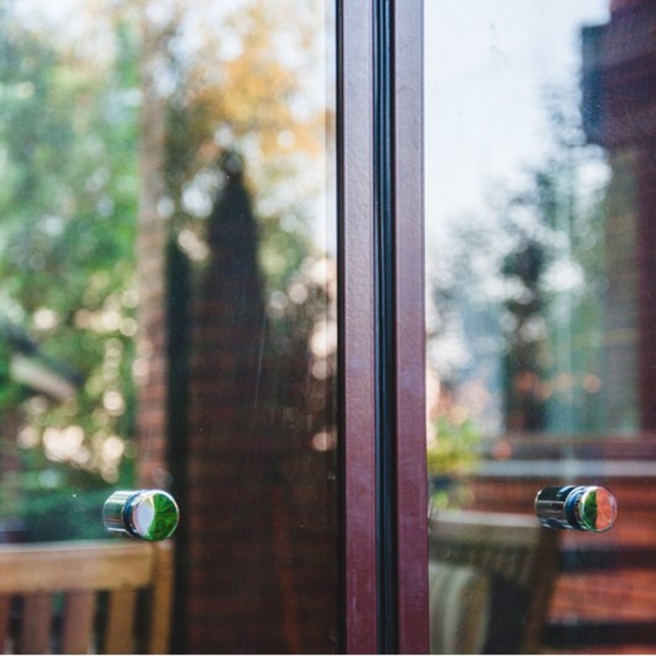 Гид по стеклянным дверям: виды, особенности монтажа, декорирования и ухода