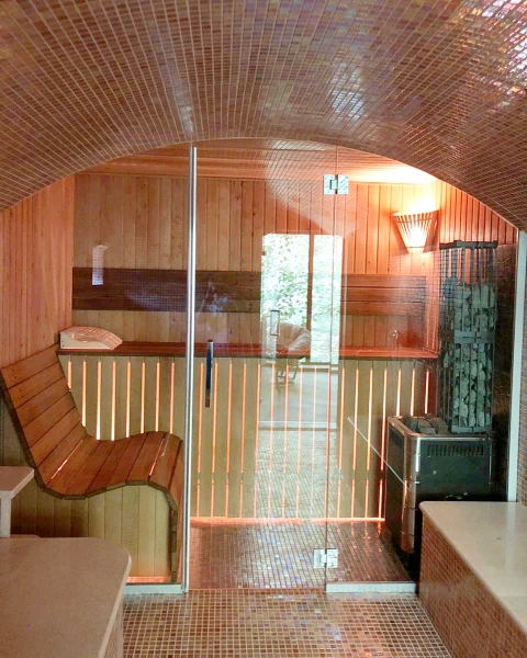 Гид по стеклянным дверям: виды, особенности монтажа, декорирования и ухода