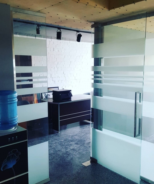 Гид по стеклянным дверям: виды, особенности монтажа, декорирования и ухода