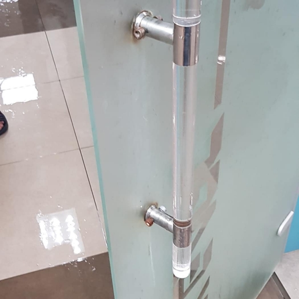 Гид по стеклянным дверям: виды, особенности монтажа, декорирования и ухода