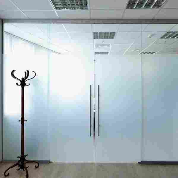 Гид по стеклянным дверям: виды, особенности монтажа, декорирования и ухода