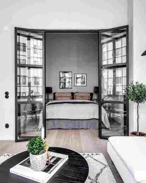 Гид по стеклянным дверям: виды, особенности монтажа, декорирования и ухода