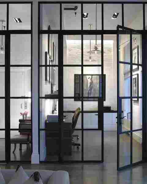 Гид по стеклянным дверям: виды, особенности монтажа, декорирования и ухода