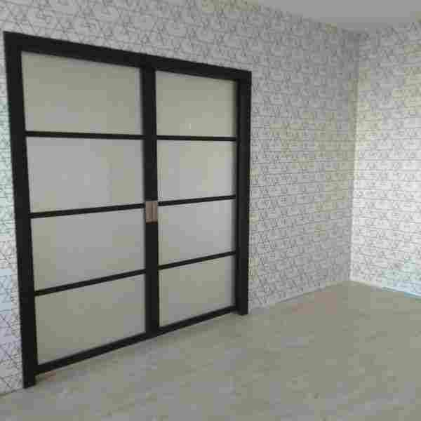 Гид по стеклянным дверям: виды, особенности монтажа, декорирования и ухода