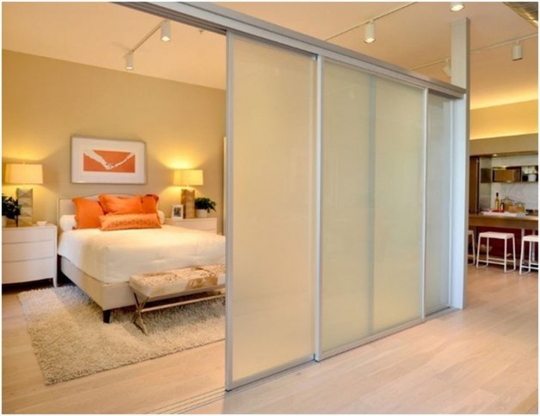 Гид по стеклянным дверям: виды, особенности монтажа, декорирования и ухода