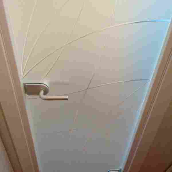 Гид по стеклянным дверям: виды, особенности монтажа, декорирования и ухода