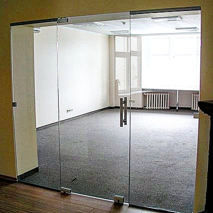 Гид по стеклянным дверям: виды, особенности монтажа, декорирования и ухода