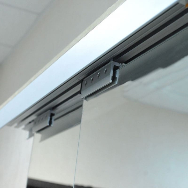 Гид по стеклянным дверям: виды, особенности монтажа, декорирования и ухода