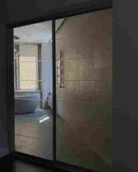 Гид по стеклянным дверям: виды, особенности монтажа, декорирования и ухода