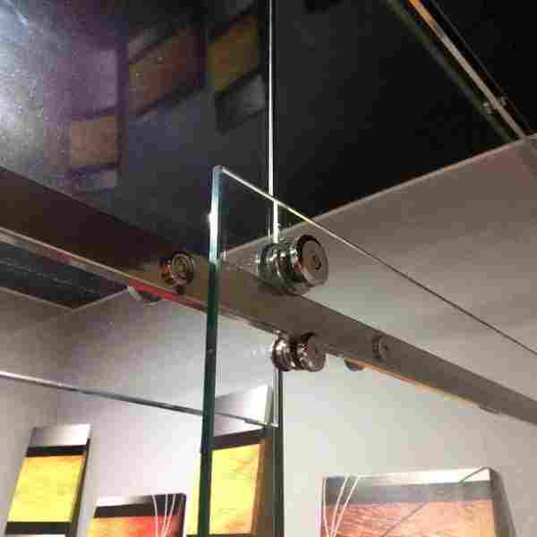 Гид по стеклянным дверям: виды, особенности монтажа, декорирования и ухода