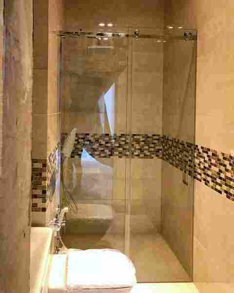 Гид по стеклянным дверям: виды, особенности монтажа, декорирования и ухода