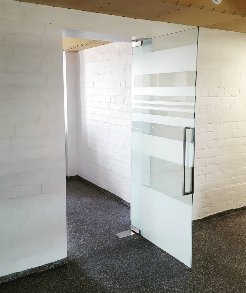 Гид по стеклянным дверям: виды, особенности монтажа, декорирования и ухода