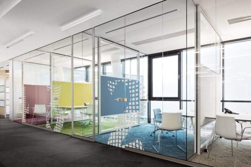 Гид по стеклянным дверям: виды, особенности монтажа, декорирования и ухода