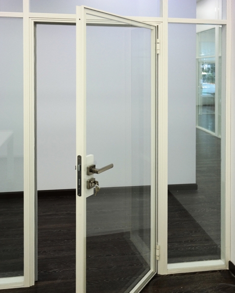 Гид по стеклянным дверям: виды, особенности монтажа, декорирования и ухода