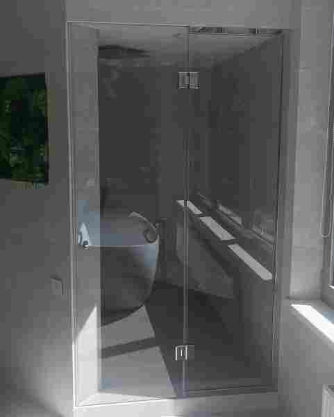 Гид по стеклянным дверям: виды, особенности монтажа, декорирования и ухода