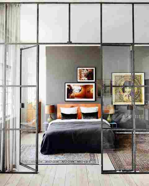 Гид по стеклянным дверям: виды, особенности монтажа, декорирования и ухода