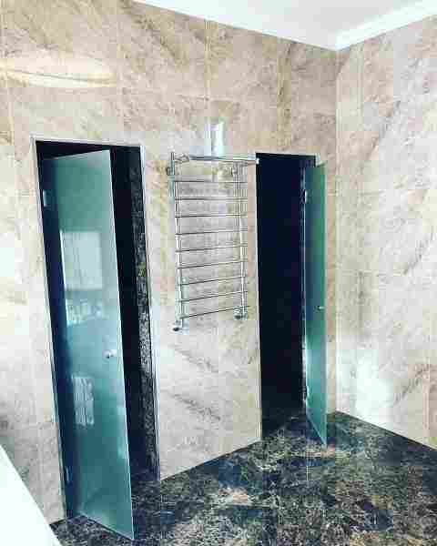 Гид по стеклянным дверям: виды, особенности монтажа, декорирования и ухода