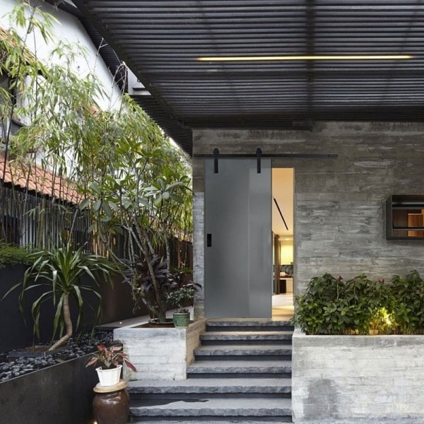 Гид по стеклянным дверям: виды, особенности монтажа, декорирования и ухода