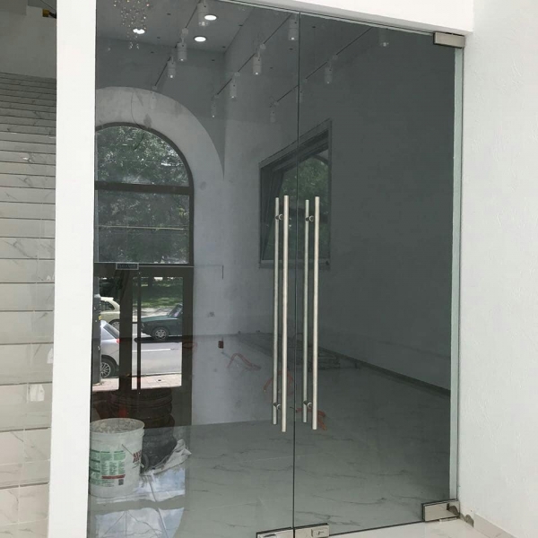 Гид по стеклянным дверям: виды, особенности монтажа, декорирования и ухода