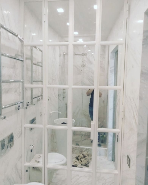 Гид по стеклянным дверям: виды, особенности монтажа, декорирования и ухода