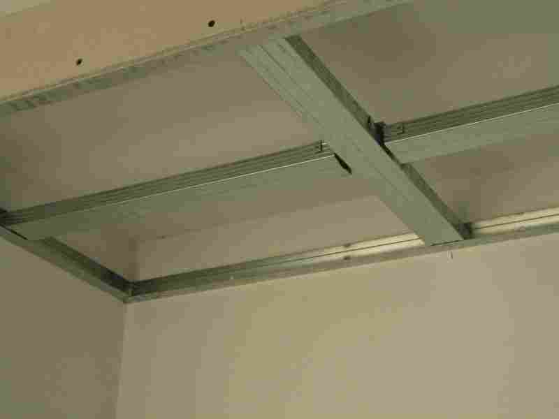 Как смонтировать подвесной гипсокартонный потолок