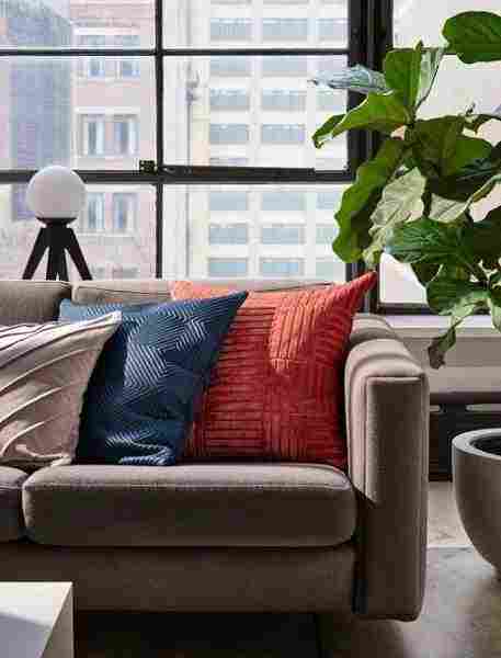 4 простых способа преобразить старый диван или кресло своими руками