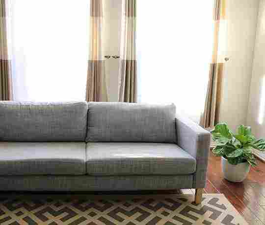 Новая жизнь старого дивана: 7 идей для обновления 