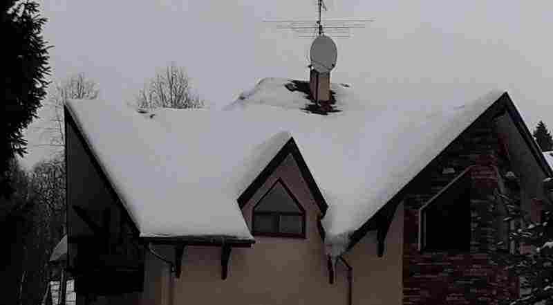 8 строительных ошибок, из-за которых приходится чистить снег и сбивать сосульки с крыши