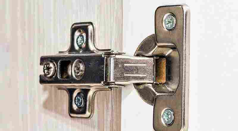 Как починить дверные петли: разбираем 3 самых частых поломки
