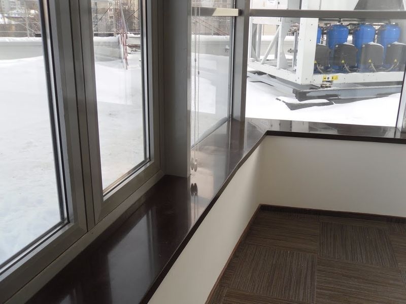 Подоконник на балконе