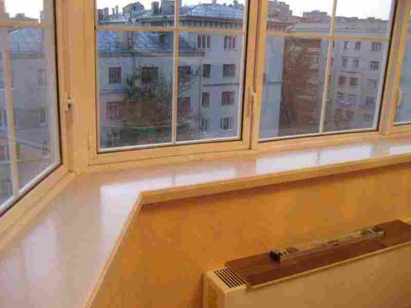 Подоконник на балконе