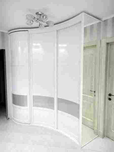 Белый шкаф-купе с зеркалом