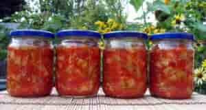 САЛАТ ИЗ КАБАЧКОВ В ТОМАТНОМ СОУСЕ Ингредиенты: на 3 кг обработанных кабачков: Сладкий перец…