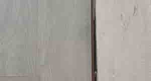 Деревянный пол. До этого зазор закрывал плотно деревянный плинтус (советская технология), доски к стене…