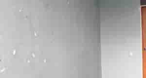 Подскажите, что делать с белыми пятнами на стенах? Хочу перекрасить в бежевый цвет кабинет….